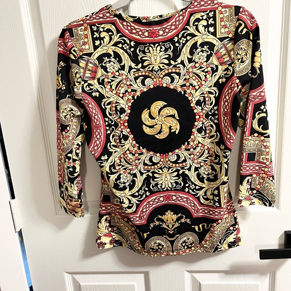 J. McLaughlin Catalina Cloth medallion Signature Tee red gold - Picture 5 of 6